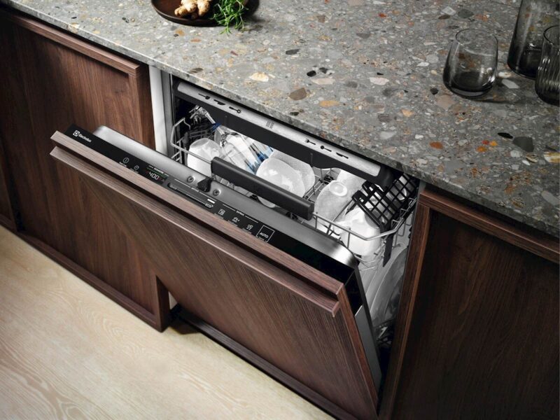 Vgradni pom. stroj Electrolux EEZ69410W, WiFi, inverter motor, 3 košare