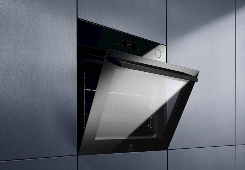 Vgradna pečica Electrolux EOC8P39WZ, piroliza, WiFi, parna 25%