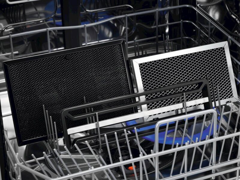 Vgradna kuhalna plošča Electrolux z integrirano napo KCC83443
