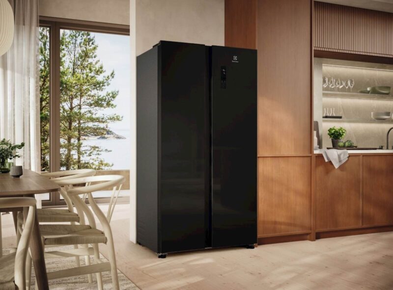 Ameriški hladilnik Electrolux EAT6ME53E0, črno steklo Ameriški hladilnik Electrolux EAT6ME53E0, črno steklo